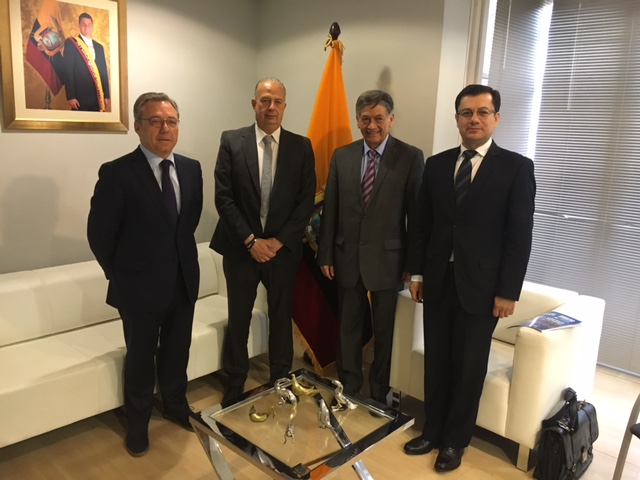 Toni con embajador y Cónsul Ecuador